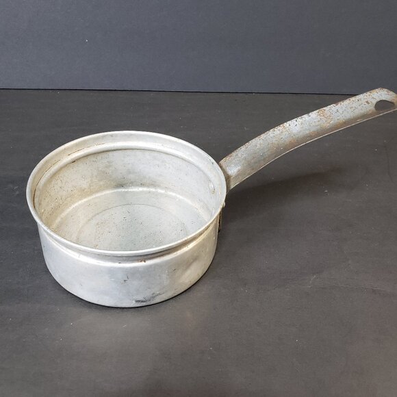 Rusty Crusty Old Vintage Small Aluminum Pot Dipper for Decor Assemblage Vignette - Picture 1 of 8